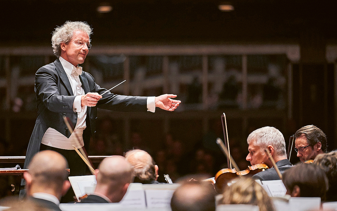 Das Foto zeig den Dirigenten Franz Welser-Möst von vorne. Das Foto ist entstanden beim Dirigieren des Cleveland Orchestra.