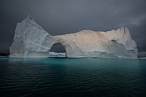 Auf dem Bild sind Eisberge in Grönland zu sehen. 